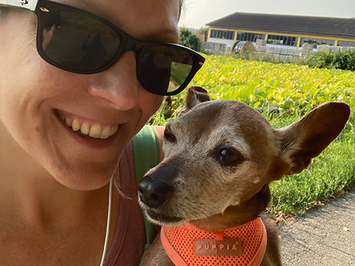 Frau mit Sonnenbrille und Hund